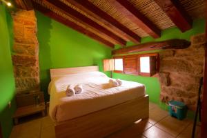 A bed or beds in a room at El Cau de Corcolilla (Villa Rural)
