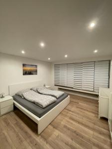 une chambre avec un grand lit et un parquet dans l'établissement Ferienwohnung Wasserkunst, à Bad Harzburg