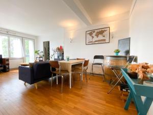 ヴィロフレーにあるLe Chant de Viroflayのテーブルとソファのあるリビングルーム