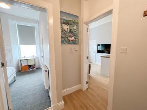 Μια τηλεόραση ή/και κέντρο ψυχαγωγίας στο 1 Bedroom Glasgow Apartment