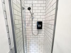 Ένα μπάνιο στο 1 Bedroom Glasgow Apartment