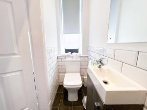 Ένα μπάνιο στο 1 Bedroom Glasgow Apartment
