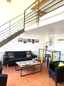 - un salon avec un canapé et une table dans l'établissement Les Suites du Cours & Spa, à Aix-en-Provence