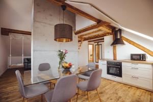 cocina y comedor con mesa y sillas en Drive Caffe Apartments en Trzin