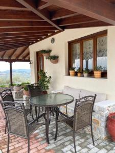 een patio met een tafel en stoelen bij Villa Konaki in Kechria