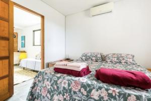 a bedroom with a bed with two pillows on it at Casa Litoral Sul de São Paulo, Peruibe in Itariri