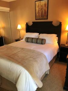 una habitación de hotel con una cama grande con una almohada. en The Perfect Staycation - Blue Mountain Studio en Blue Mountains