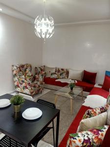 sala de estar con sofá y mesa en Studio Des Nations Miramar Mohammedia, en Mohammedia