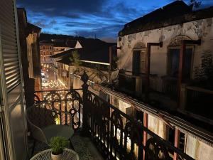 ein Balkon mit Blick auf die Stadt bei Nacht in der Unterkunft Apartamento en el Corazón de Casco Viejo Panamá 13 in Panama-Stadt