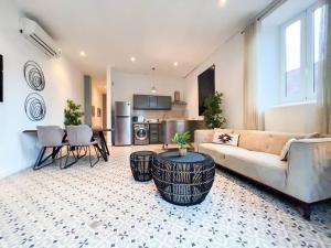 ein Wohnzimmer mit Sofa und Tisch in der Unterkunft Apartamento en el Corazón de Casco Viejo Panamá 13 in Panama-Stadt