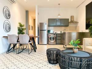 eine Küche mit einem Tisch und eine Küche mit einem Kühlschrank in der Unterkunft Apartamento en el Corazón de Casco Viejo Panamá 13 in Panama-Stadt + 28 Fotos