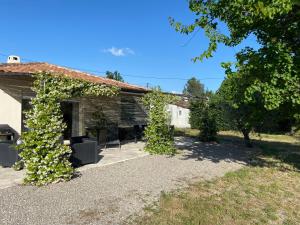 an external view of a building with vines growing on it at Maison de plain pied avec terrain de pétanque in Draguignan