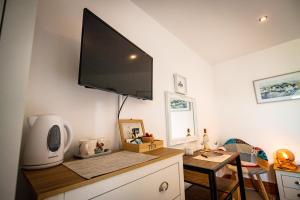 TV a/nebo společenská místnost v ubytování Conwy Pen Cefn Farm Holiday + 25 fotografií
