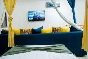 een woonkamer met een blauwe bank en gele kussens bij Studio Cozy Parc Mohammedia in Mohammedia