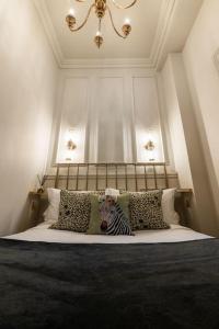 Giường trong phòng chung tại Huntly House - A Residence Like No Other