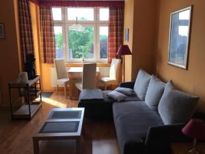 sala de estar con sofá y mesa en Super-Ostseeferien, en Graal-Müritz