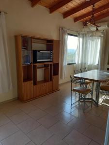 a living room with a table and a microwave at Alto de Balcon B in Tanti