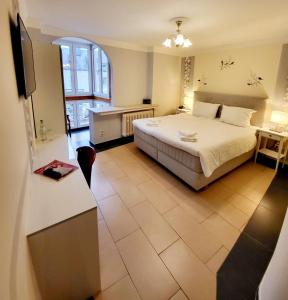 Postel nebo postele na pokoji v ubytování Hotel am Markt
