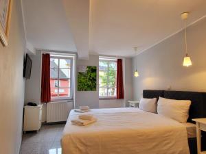 Postel nebo postele na pokoji v ubytování Hotel am Markt