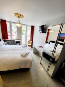 Postel nebo postele na pokoji v ubytování Hotel am Markt