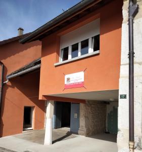 un edificio con un cartel en el costado en la Nichée en Hauteville-Lompnes