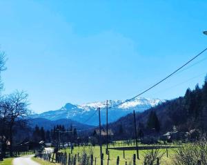 een uitzicht op een berg met besneeuwde bergen bij Wellness house Svjetlost in Jahorina