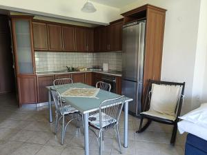 Kuchyň nebo kuchyňský kout v ubytování Voula Kourbeti Apartments