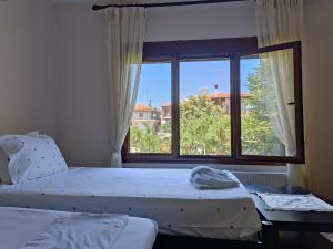 Postel nebo postele na pokoji v ubytování Voula Kourbeti Apartments