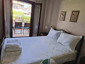 Postel nebo postele na pokoji v ubytování Voula Kourbeti Apartments