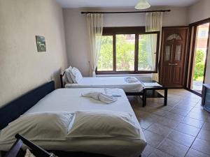 Postel nebo postele na pokoji v ubytování Voula Kourbeti Apartments