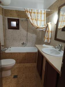 Koupelna v ubytování Voula Kourbeti Apartments + 26 fotografií