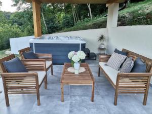 聖馬丁娜穆里的住宿－Villa Magnolia，庭院配有椅子和桌子,设有热水浴池