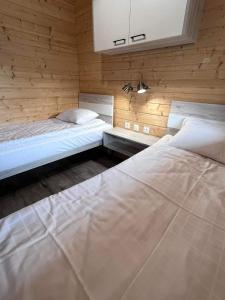 מיטה או מיטות בחדר ב-luludomki