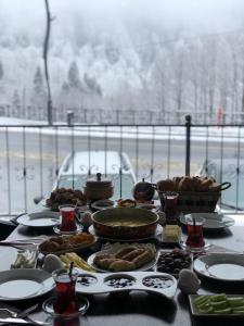 una mesa llena de comida encima de una mesa en ayder doruk otel, en Rize