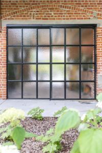 ein Fenster mit Balken darauf in einem Backsteingebäude in der Unterkunft KROOST in Lokeren