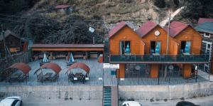 un edificio con una mesa y sillas delante de él en ayder doruk otel, en Rize