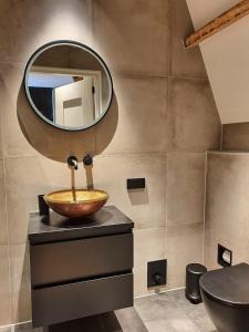 y baño con lavabo y espejo. en Super de luxe privékamer op een toplocatie - Room 1, en Egmond aan Zee