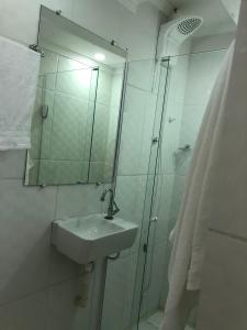 bagno con lavandino e doccia con specchio di Lá Casa do Manguinha a Guarulhos