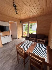Zimmer mit einem Tisch, Stühlen und einem Sofa in der Unterkunft luludomki in Mielenko