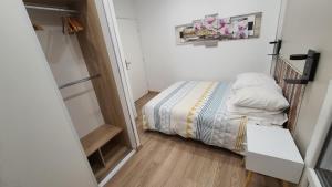 Ένα ή περισσότερα κρεβάτια σε δωμάτιο στο Joli appartement rénové avec terrasse