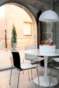 una mesa blanca y sillas en una habitación en Landscape Benveniste en Palenzuela
