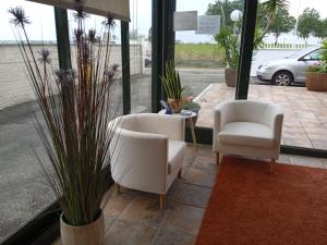 A seating area at Apartamentos Cormoran