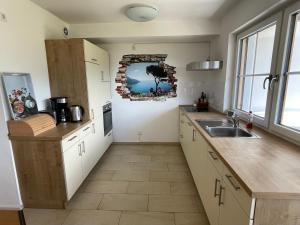 Kuchyň nebo kuchyňský kout v ubytování Ferienwohnung Hochriesblick