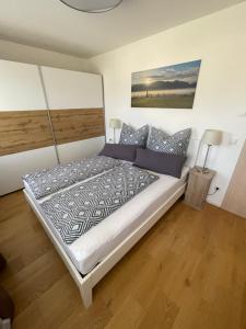 Postel nebo postele na pokoji v ubytování Ferienwohnung Hochriesblick