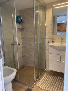 Koupelna v ubytování Spacius Garden flat ,1km from the beach , Sleeps 5 ,by likeyourhome + 35 fotografií