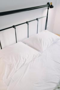 BLUE STONE Luxury Suites客房内的一张或多张床位