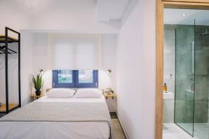 BLUE STONE Luxury Suites客房内的一张或多张床位