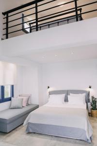 Postel nebo postele na pokoji v ubytování BLUE STONE Luxury Suites
