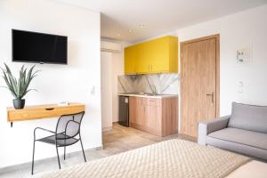 BLUE STONE Luxury Suites的厨房或小厨房