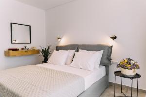 BLUE STONE Luxury Suites客房内的一张或多张床位